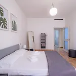 Station 3 Bedrooms & 2 Bathrooms - B Apartment *
